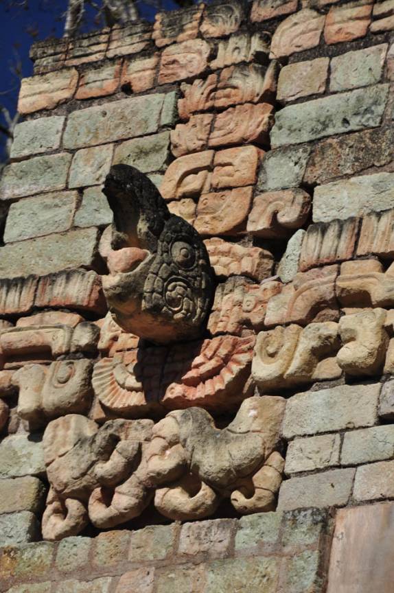 Escultura decorativa do campo de juego de pelotas nas ruínas mayas de Copán, em Honduras